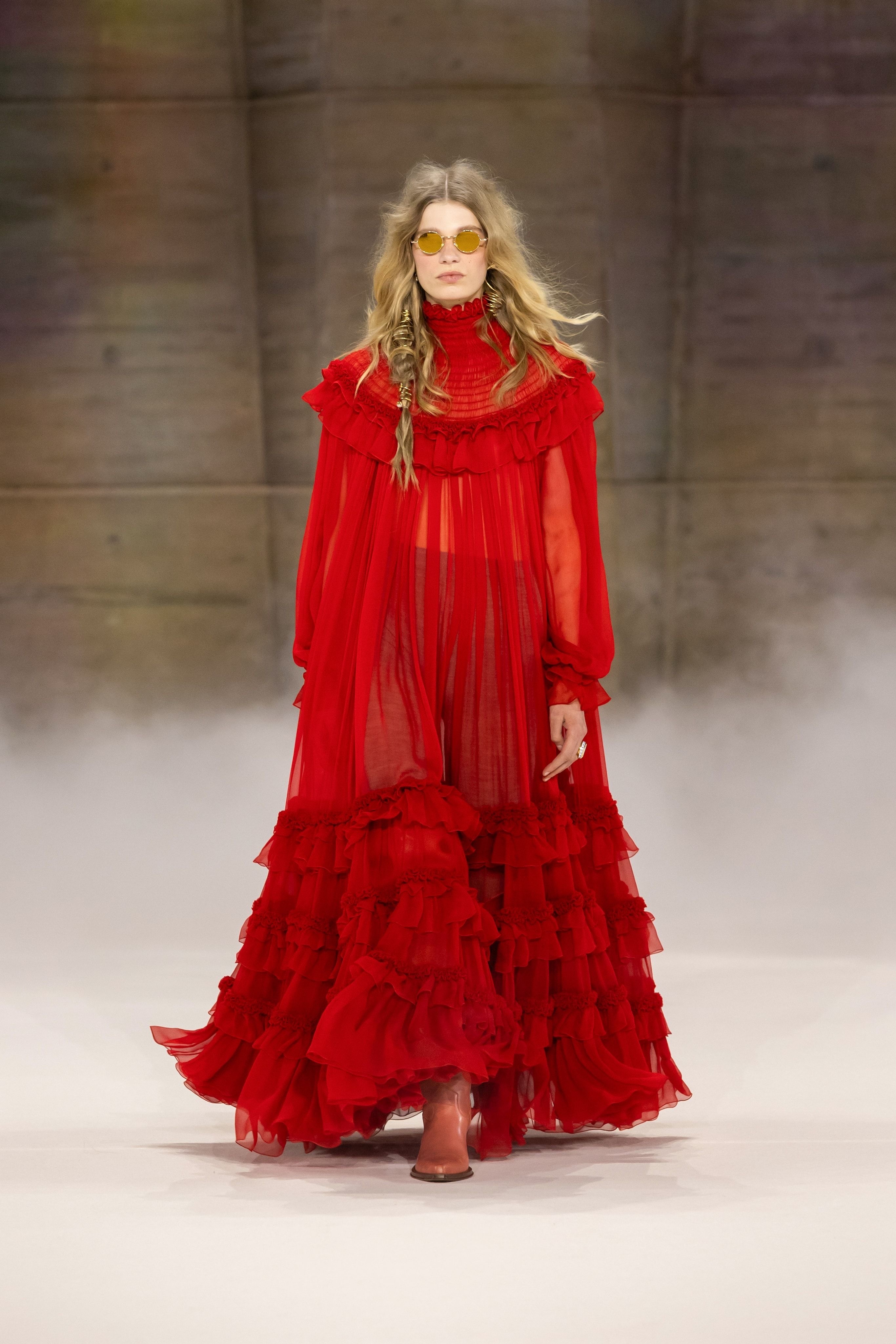 迪丽热巴演绎 Chloé 2026秋冬系列这条红裙子迪丽热巴vogue单人双封迪