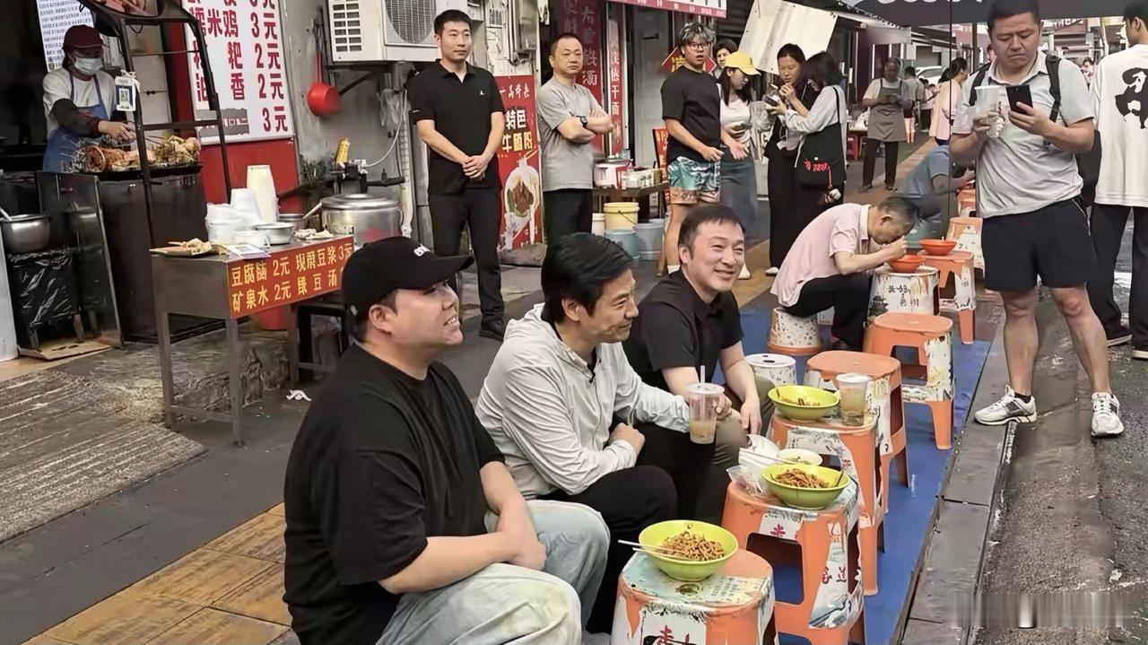 雷军又出来解释了，他之前在武汉街头吃热干面被指摆拍作秀。
雷军说那次是受武汉文旅