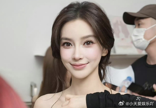 陈赫给李晨刷了90万，没留一句话就走了。 昨晚7点40分，“李晨车友之家”直播间