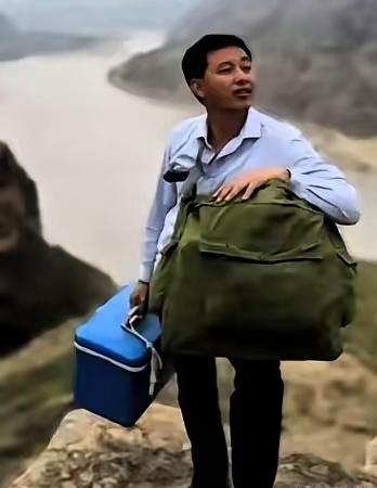 1996年山西，一小伙交不起3000元学费，想放弃上大学，村民们给他凑了3025