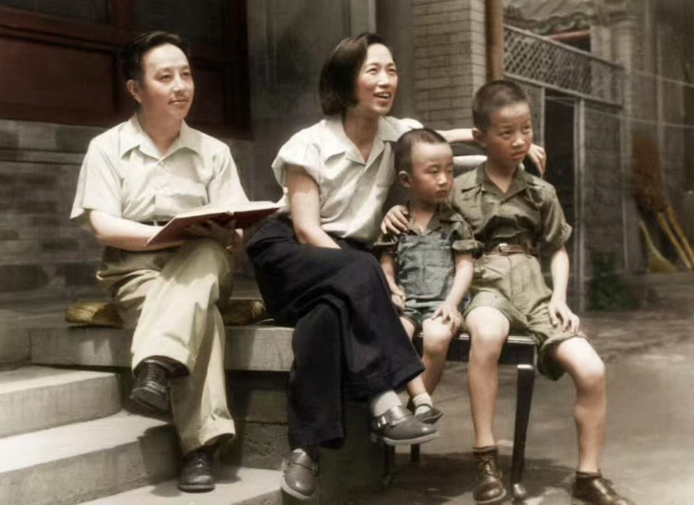 【老照片：王明一家在北京】1949年夏季，王明(陈绍禹）和妻子孟庆树带着他们的两
