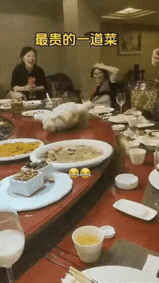 百日宴惊现“转盘晒娃”！婴儿被放饭桌当“红包靶”，网友怒批：没底线
 
百日宴现