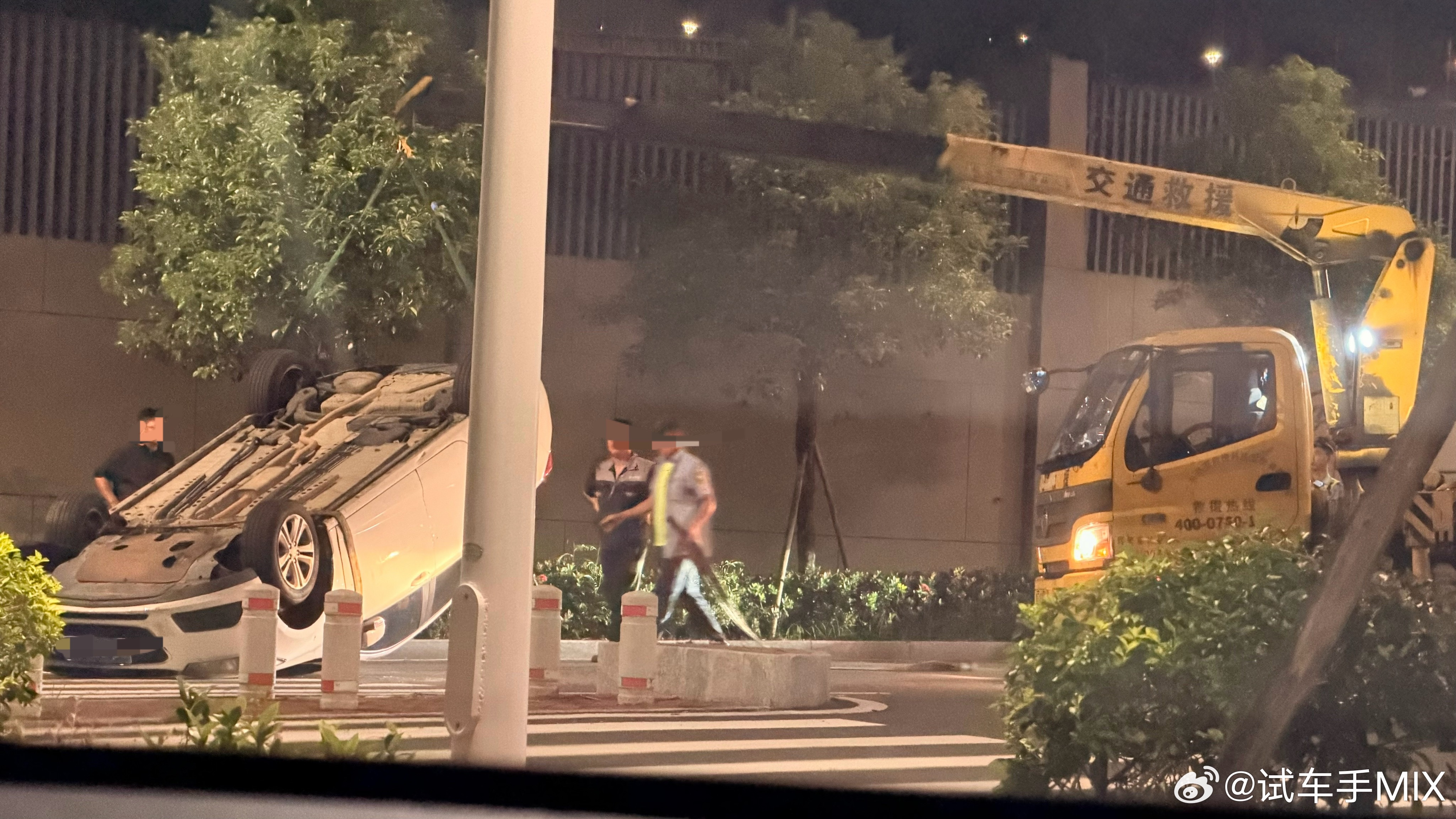 这台科鲁兹是翻转得毫无痕迹全身都没见有什么明显碰撞但它就是翻转了…各位小心点开车