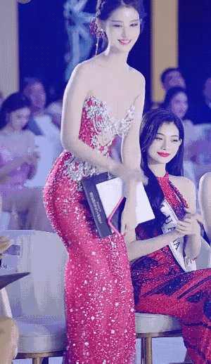 美是挺美的，就是感觉脖子有点长[捂脸]