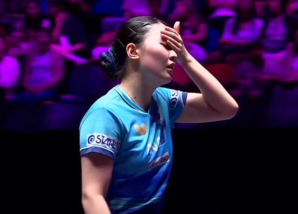 张本美和感冒了吗？怎么手放在额头上？中间暂停披着衣服打哆嗦。

前两局
张本美和