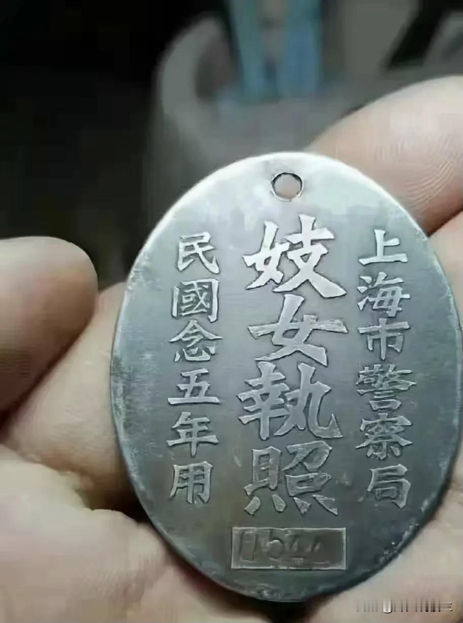 今天在海州民主路上一个卖古玩摊位见到图中一物，听摊主说，没一千，不卖。我想，谁会