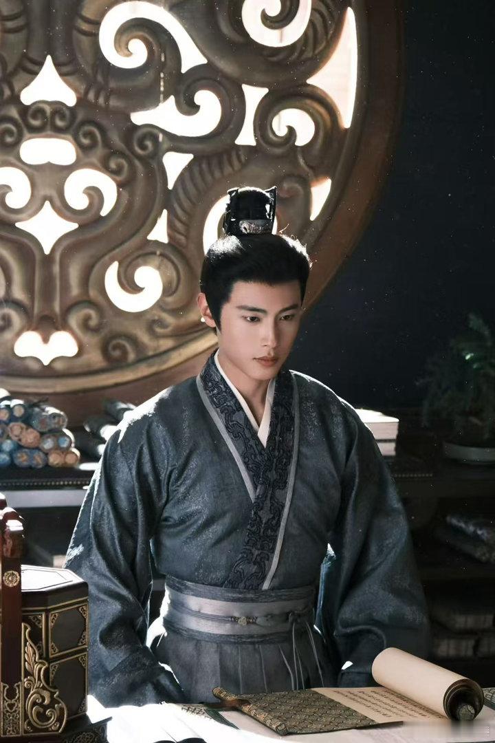 谁能拒绝细节控演员董子凡！演冷面少卿却处处留温柔伏笔，吃醋时压下的落寞、动心后藏