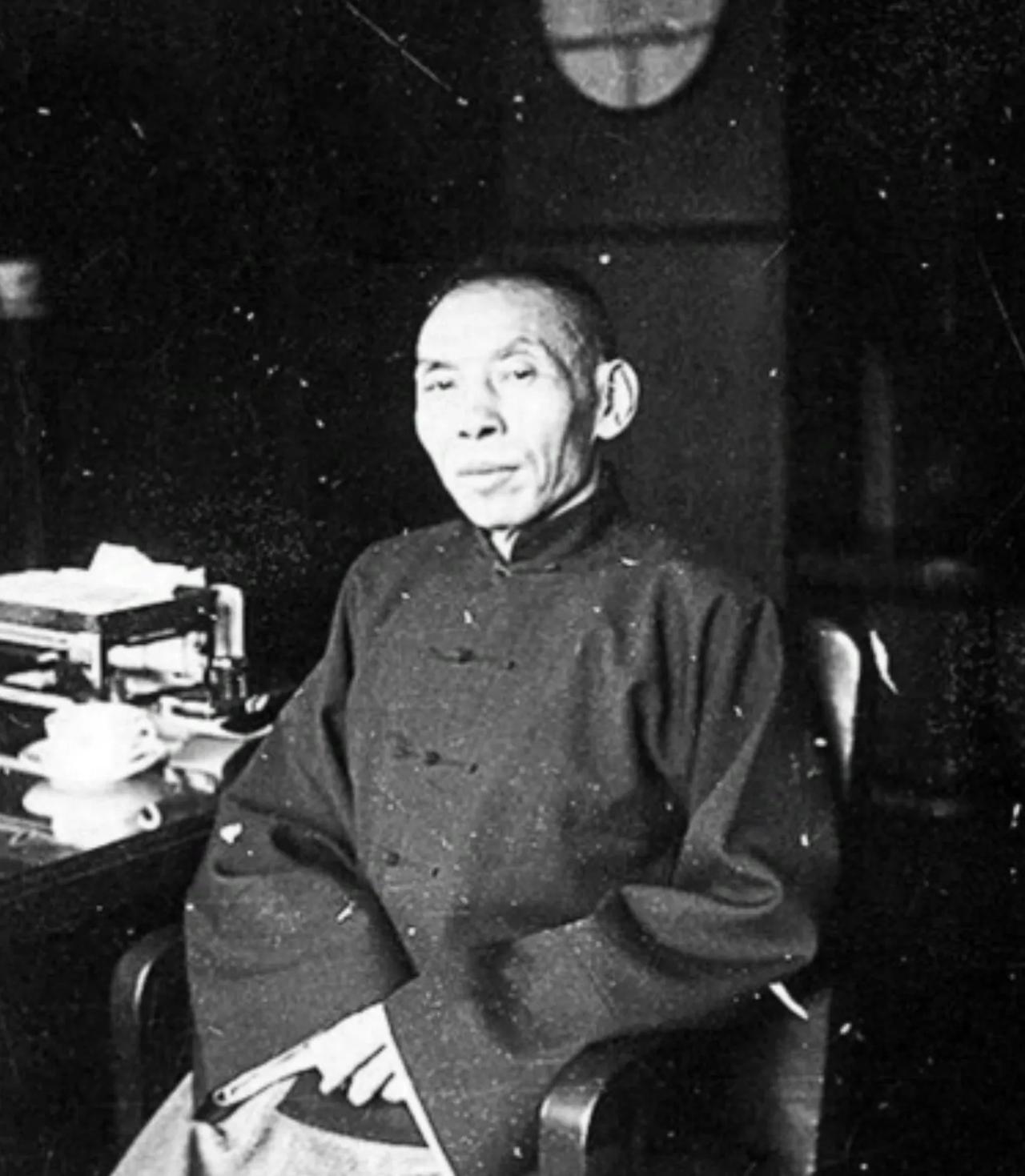 杜月笙在上海滩发迹后，想着要给自己找一个靠谱的祖先，显得自己也是名门之后。但是他