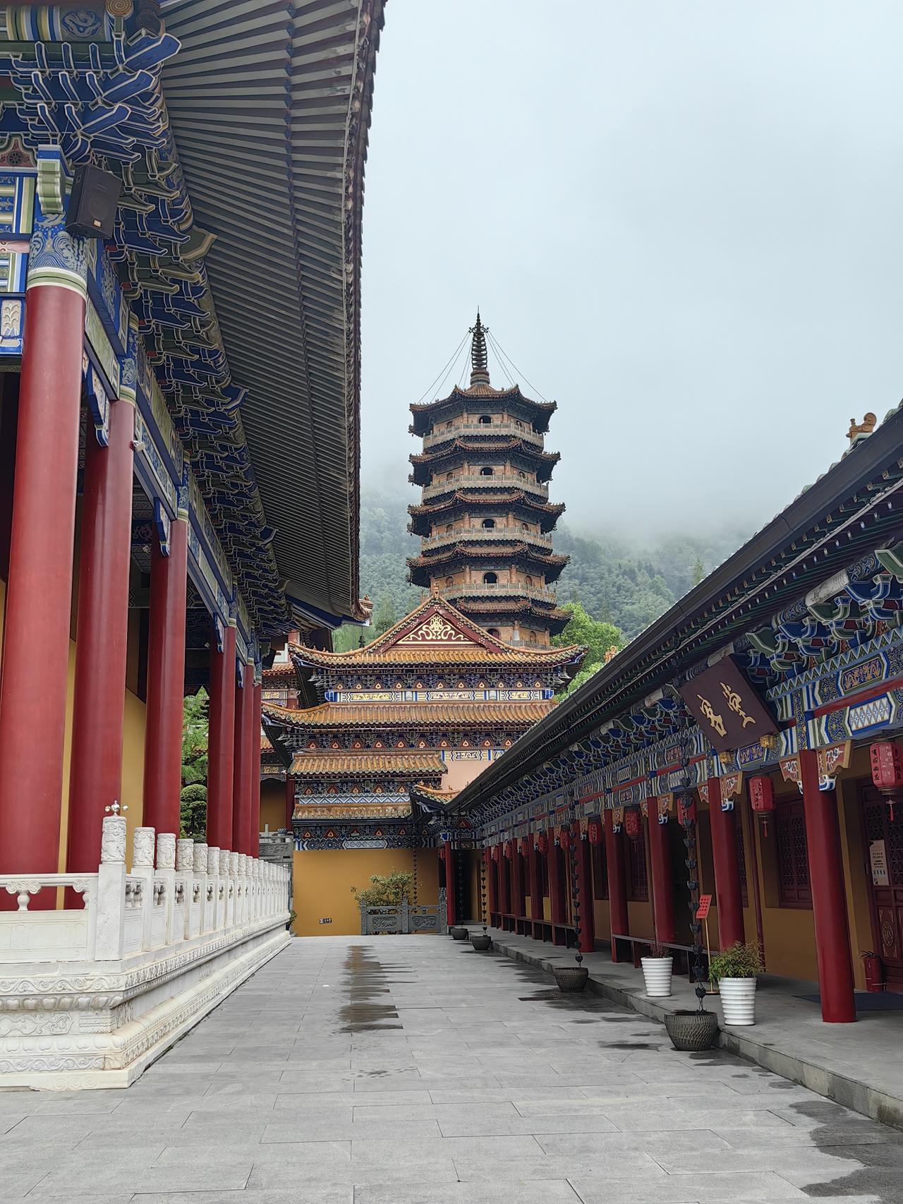 拐点出现，今天这样走？
    股市的属性是波动。既然是波动就有起有伏，昨天上证