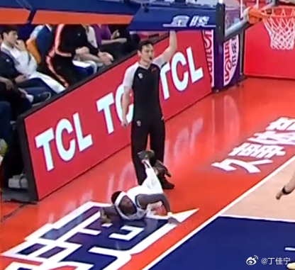 我觉得很有必要提醒各位裁判员老师，当有球员突进内线以后，别一直盯着球，多看看摔倒