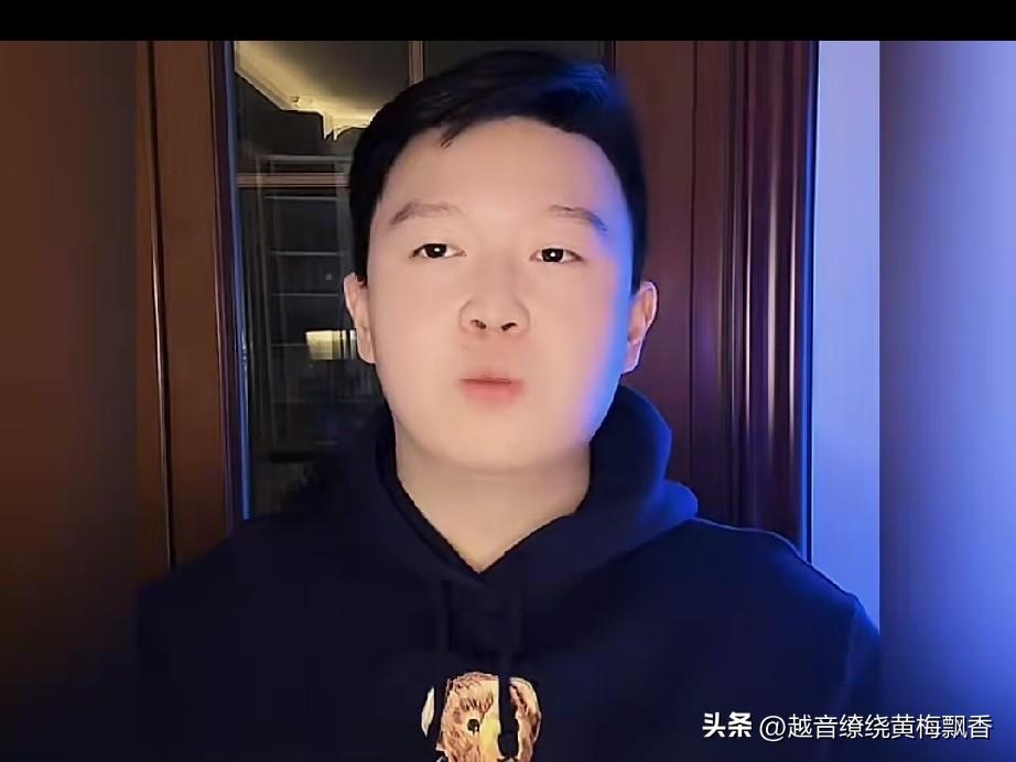 英达的小儿子英如镝也开启了直播，在直播间有人说他骂过巴图的媳妇，英如镝说:“我都