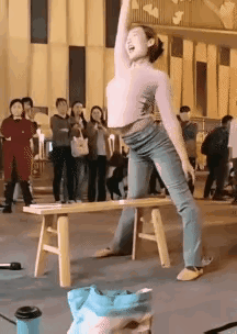 这女的到老了难道不会腰酸腿疼？
有懂得朋友吗？