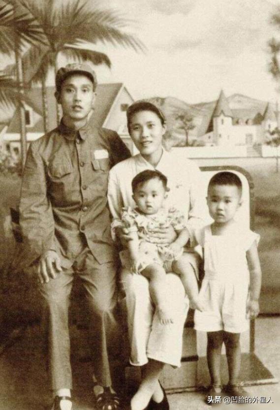 1947年，30岁的解放军师长周志坚，迎娶19岁的女护士，谁知新婚当夜，周志坚却