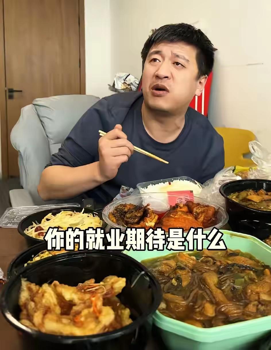 据说，这是张雪峰昨天吃的饭菜，从饭菜中就能看出一些问题。
第一个就是，塑料盒子装