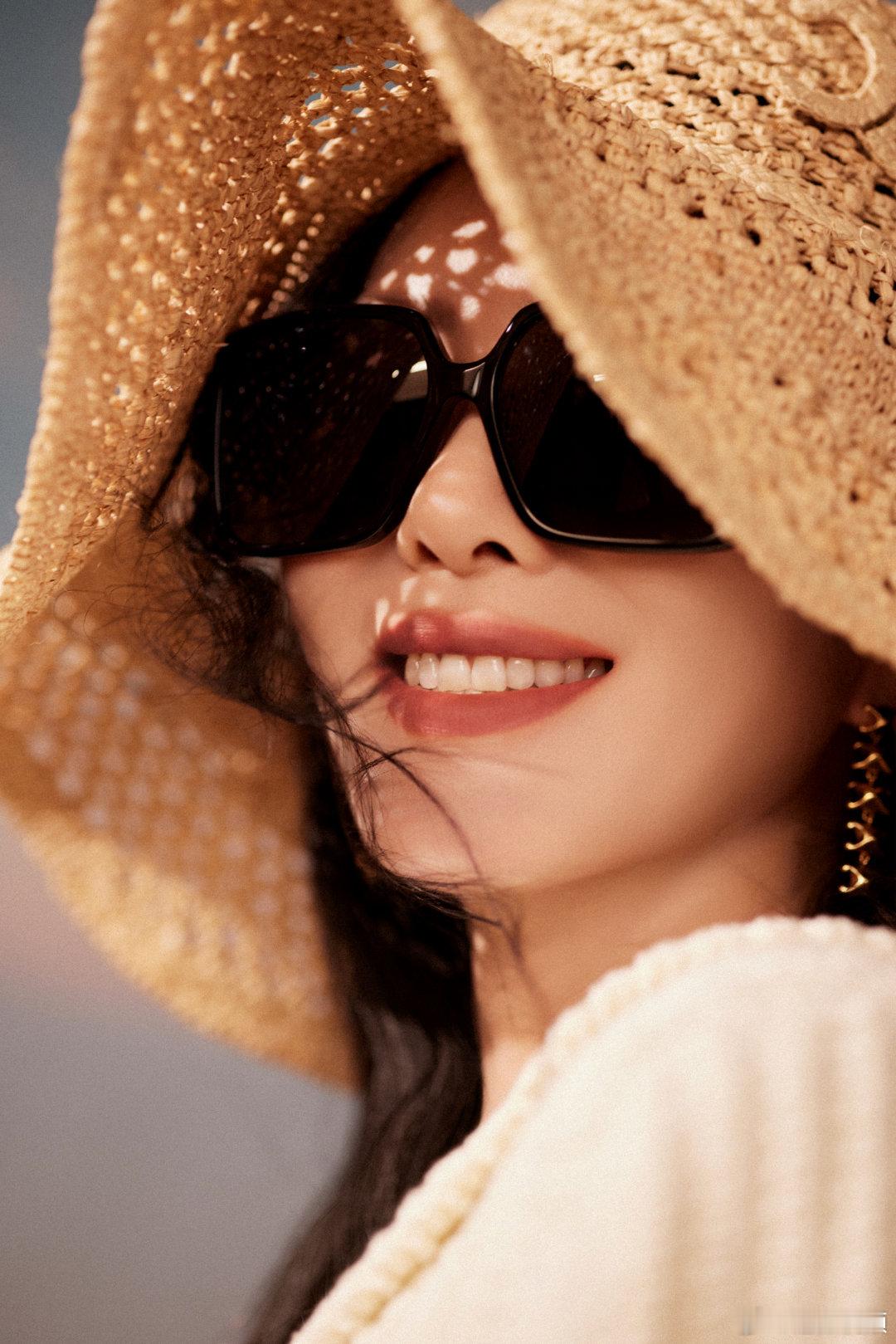 刘诗诗柔软针织套装裙刘诗诗好明媚的笑刘诗诗柔软针织套装裙造型，好美啊！姐姐好明媚