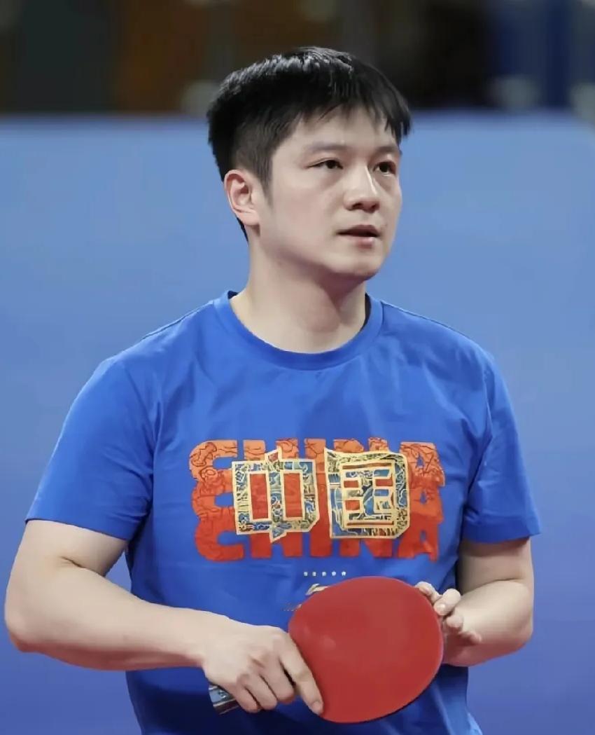 樊振东缺席伦敦世乒赛，不是因为国乒不让他参加，也不是他对国乒没有感情了，而是他自