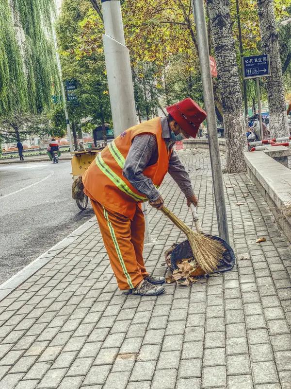 环卫工阿姨真的太伟大了。每天天不亮，她们就出现在街头巷尾，开始清扫工作。之前我晨