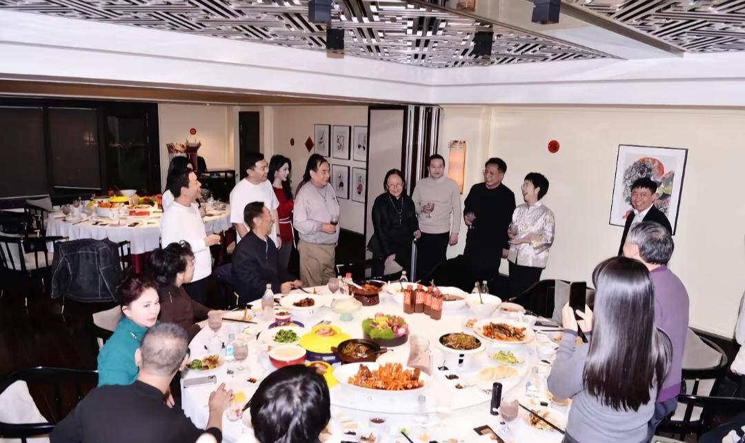 64岁的英壮突然从幕后窜到台前，那晚他拍桌大笑的力气，比监制《万家灯火》时改剧本