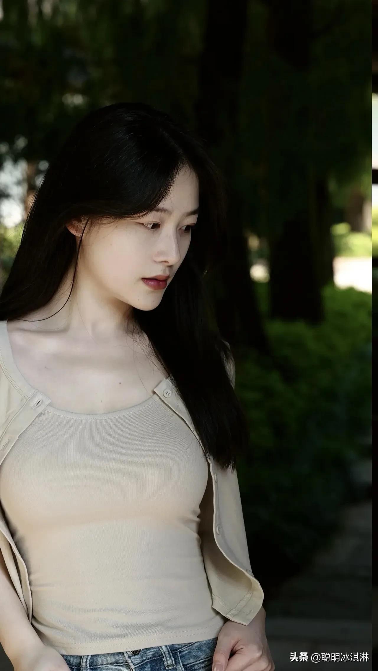 轻熟风女孩，优雅与活力的完美平衡  
职场自信，日常从容，
穿搭简约却不失精致 