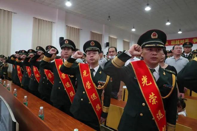 军官和公务员有什么不同？二者都是国家工作人员，军官是军队序列的干部，公务员是党政