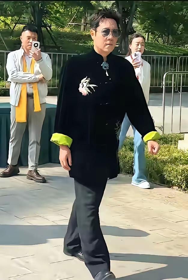 蔡老师每次出镜都会引起大家争议，穿着打扮就是与众不同，不是大黑就是大红，看这次穿