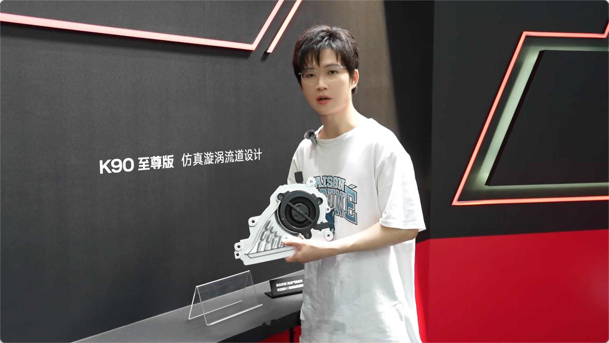 久诚作为擅长精准输出的职业中单，他对游戏设备的挑剔程度可想而知，而 REDMI 