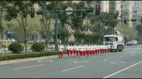 请大家用一句话评价洒水车司机师傅的做法？