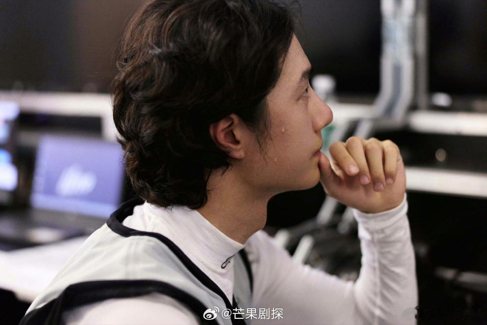 王一博赛前练车结束准备比赛王一博汗颜侧拍王一博赛前练车圆满结束，专注微调入弯时机