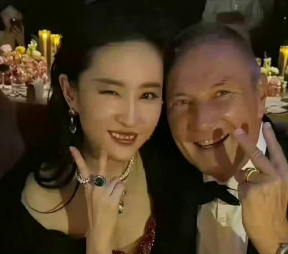 Lyf被嘲眯眯眼，牙龈，男人相，谄媚白皮不是没有道理的 