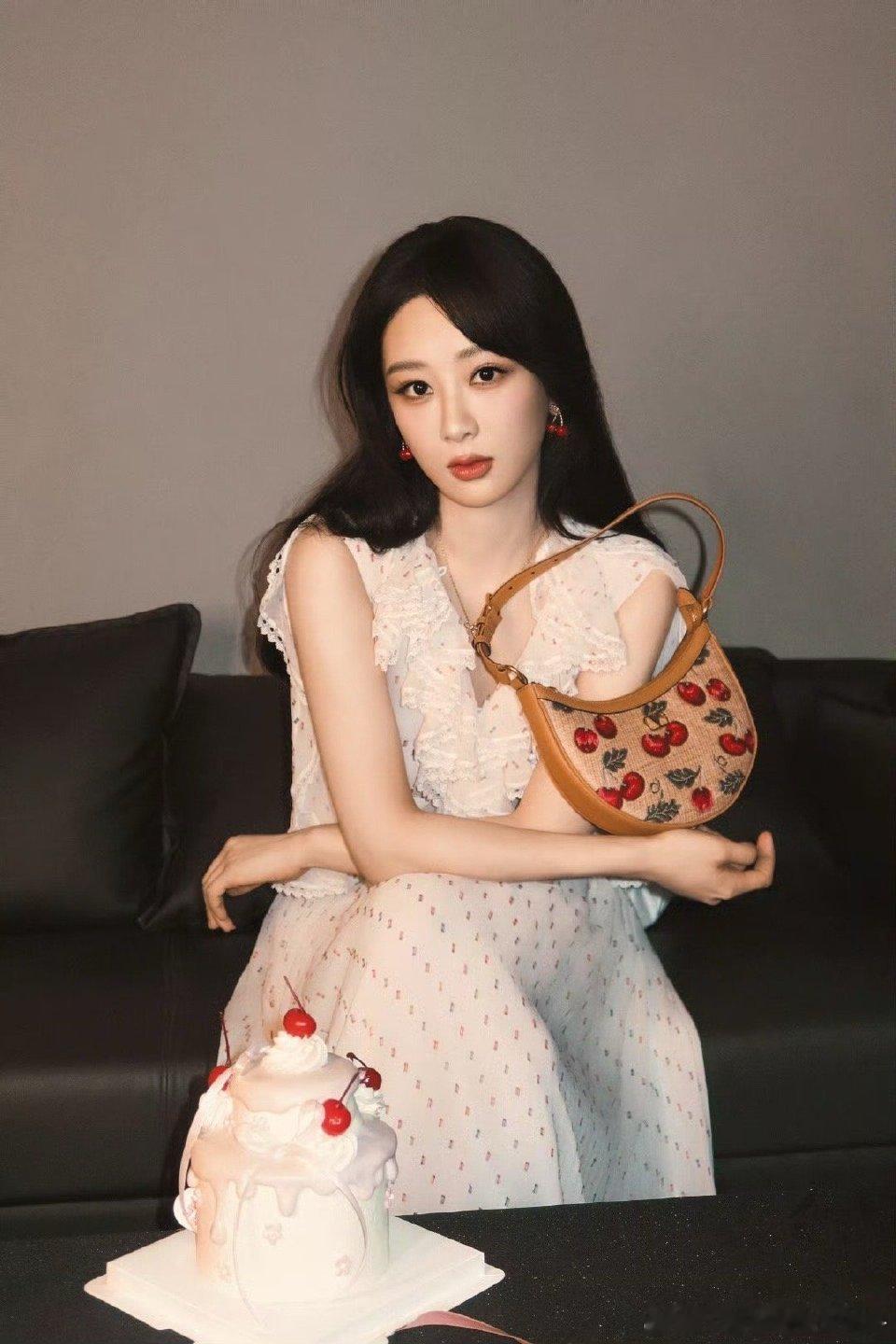 杨紫樱桃随拍 哇哇哇，被杨紫美到啦[哇][哇]，谁家的樱桃🍒公主跑出来啦！ ​