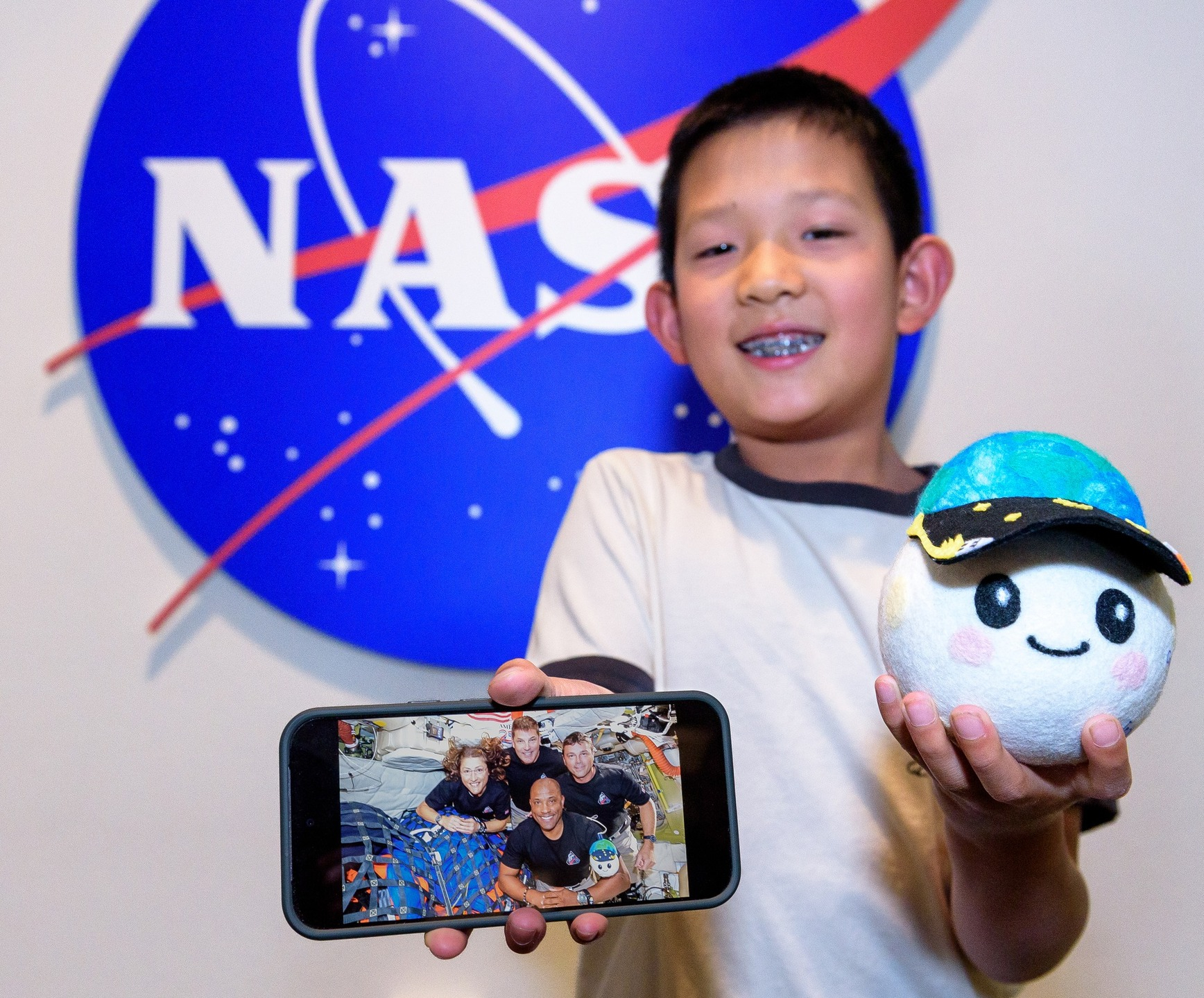 8岁亚裔男孩Lucas Ye 为NASA载人绕月项目设计的吉祥物“Rise”在“