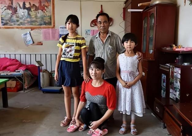 董明英，1985年出生在山东日照的一个贫困农村家庭。从小她就承受着常人难以想象的