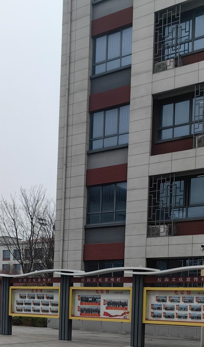 他的商品货真价实，童叟无欺，全国各地的消费者都跑过来购买。
他把利润的一大部分分
