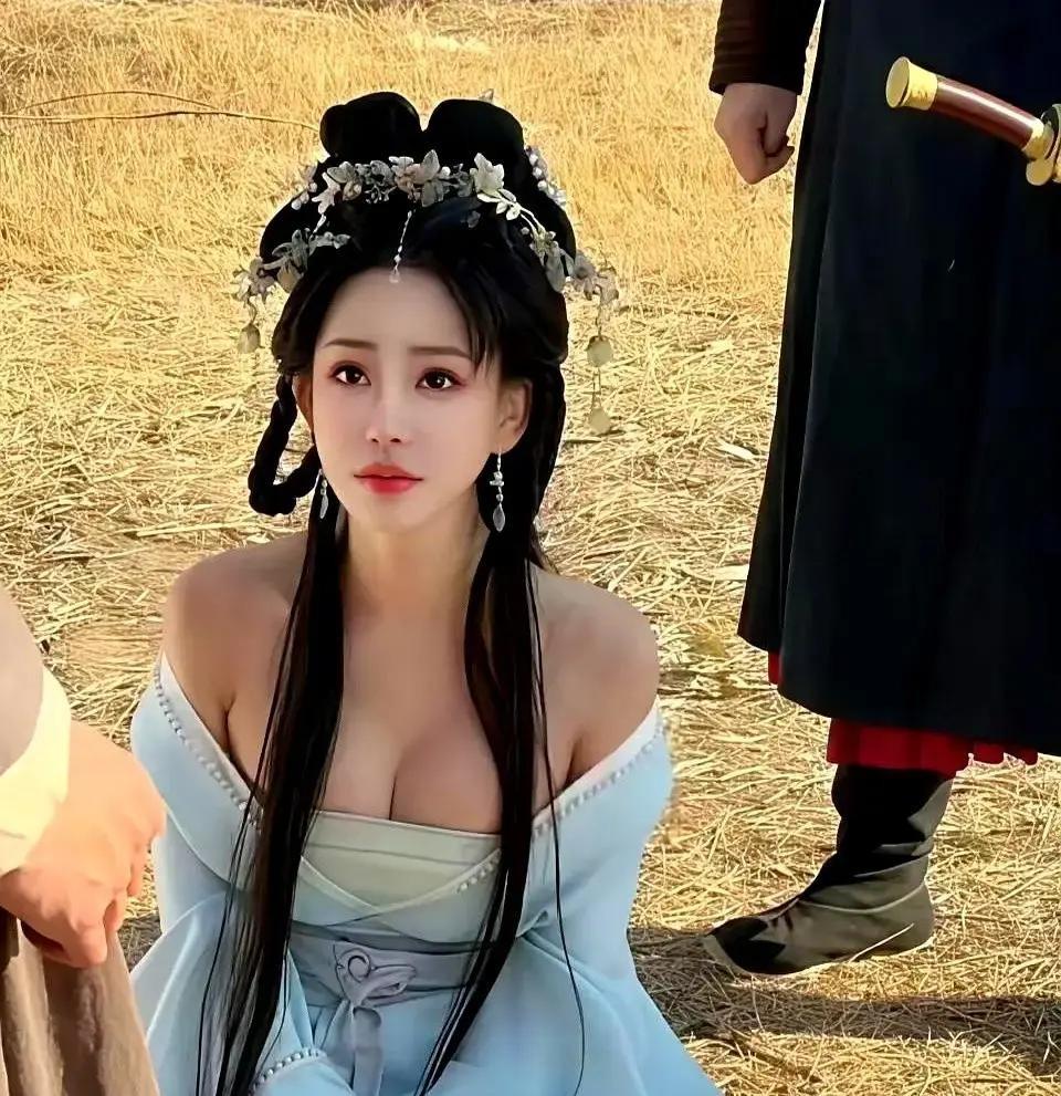 2026年，一部微短剧的备案成本可能高达300万。
但它的“合规”起点，是先从一