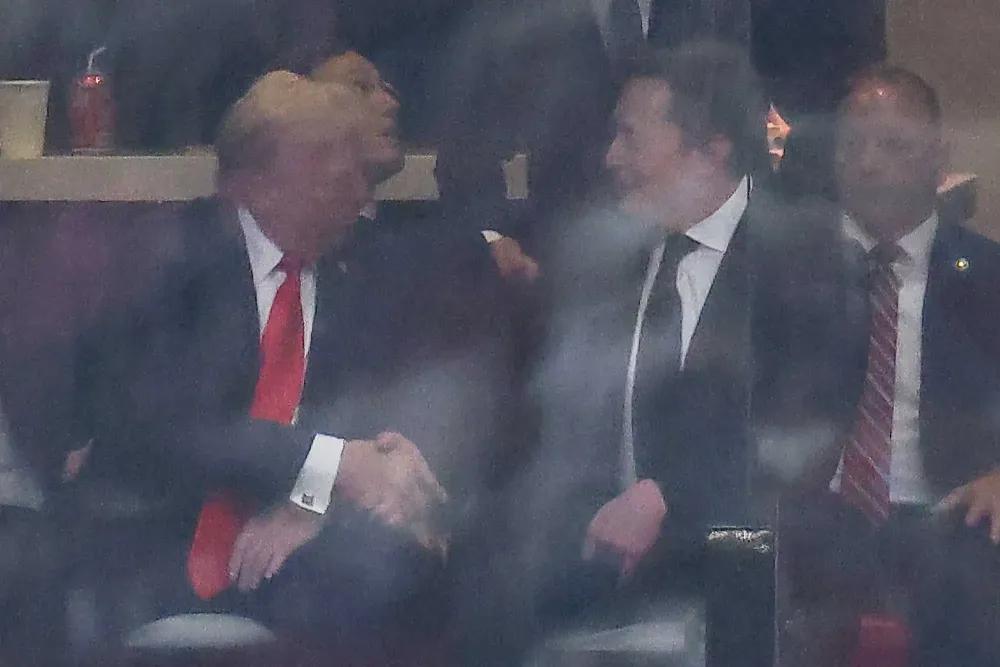 2026年刚开年，一张合影就把全网的注意力拉到了佛罗里达的海湖庄园：特朗普、梅拉