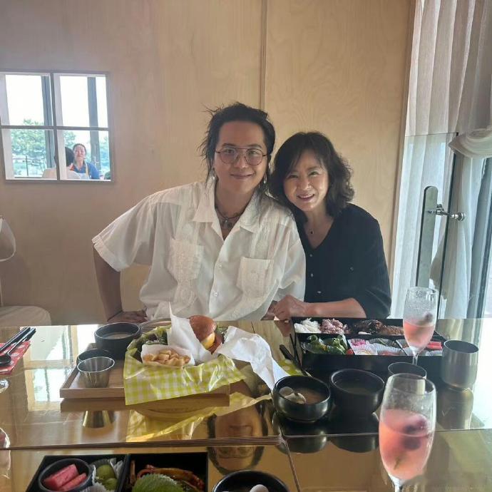 #宋旻浩恋爱后近照# 宋旻浩恋爱后近照，和妈妈约会了啊，看起来蛮幸福的样子~ #