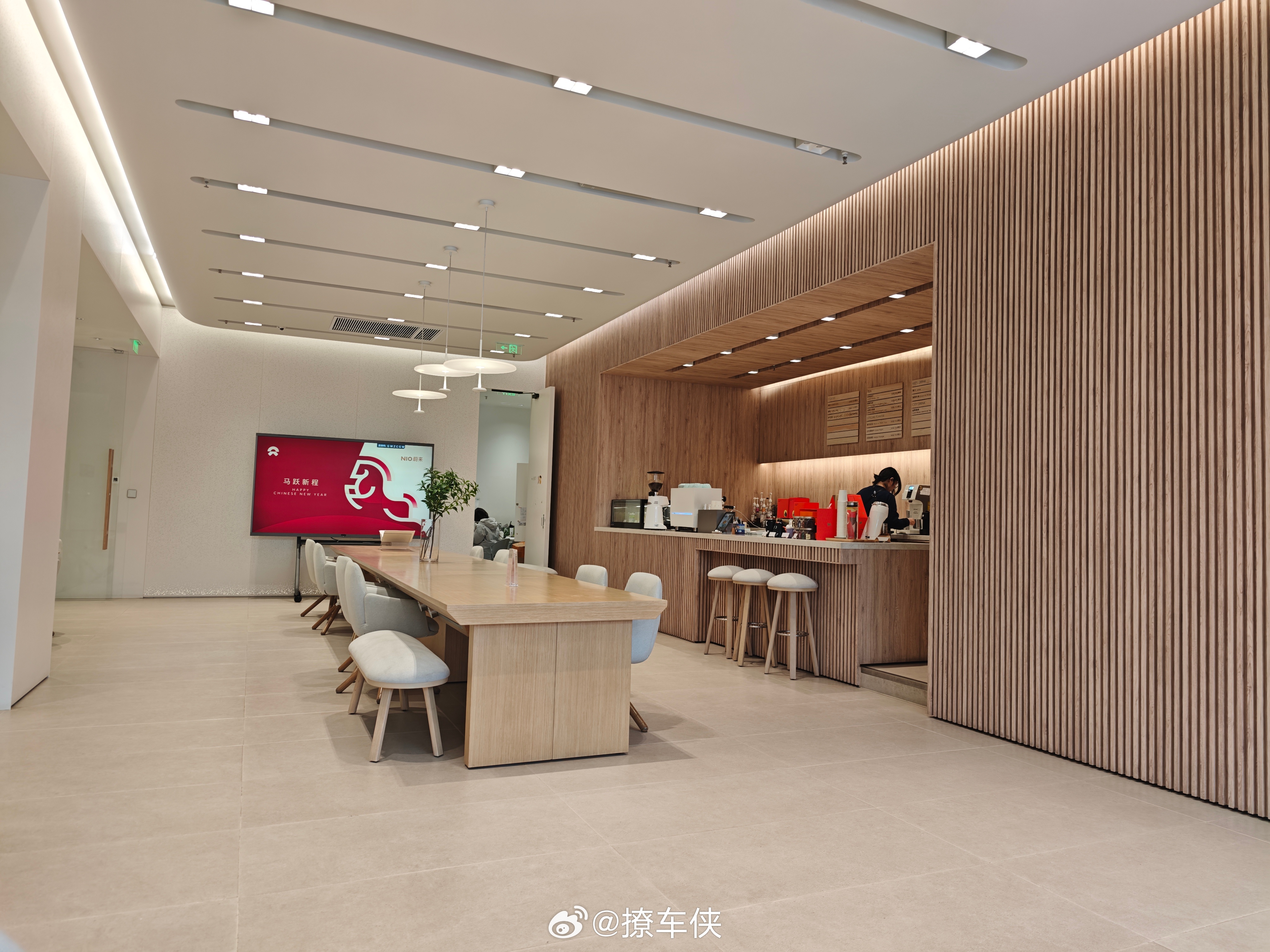 不知道去哪儿的时候就去蔚来中心一边喝茶，一边办公我与汽车的日常 南京·南京虹悦城