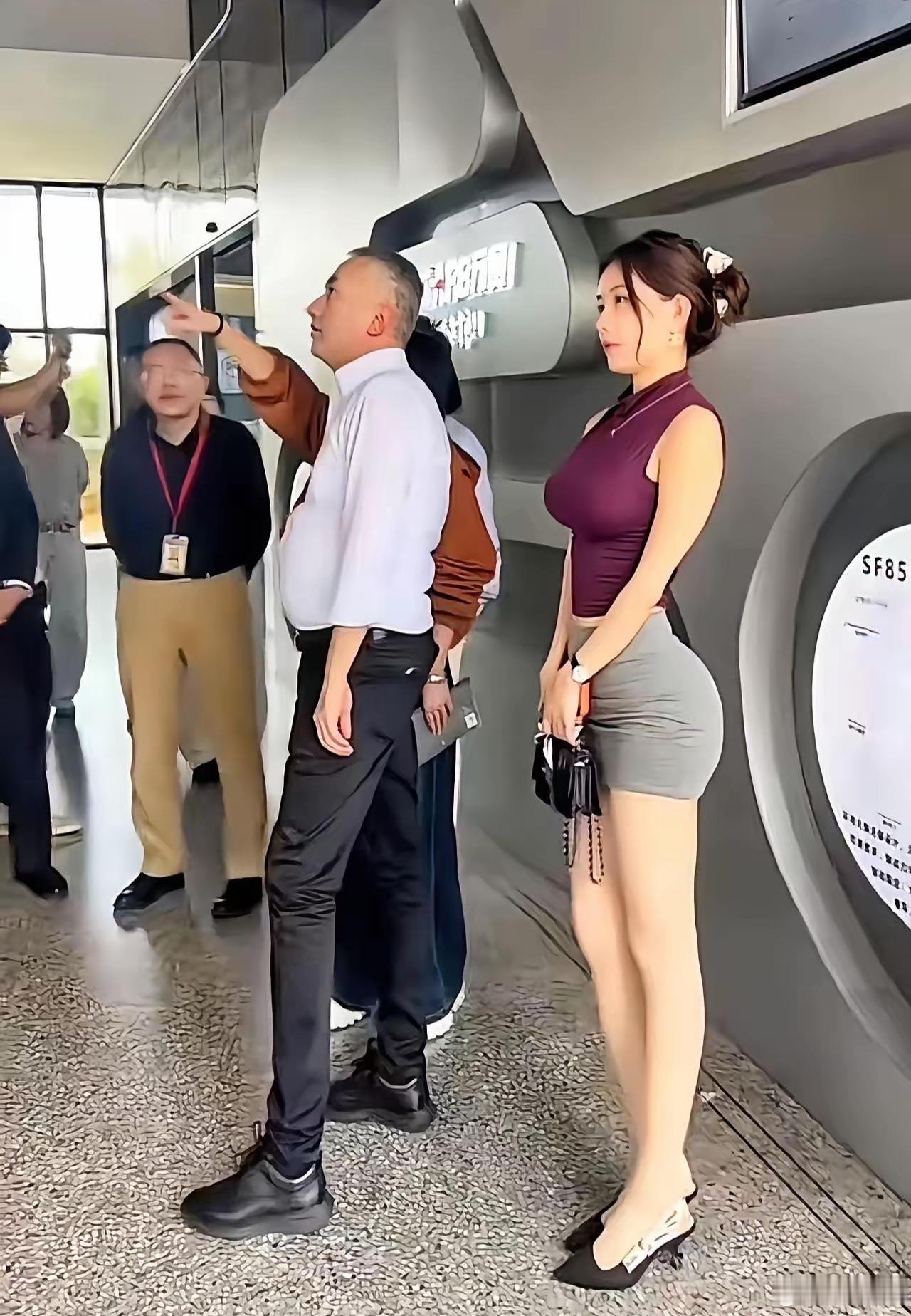 你们觉得站在领导旁边的这位美女是他的夫人还是秘书或者别的？ 