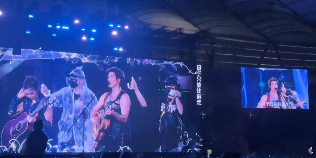 王力宏第一次洗澡弹吉他王力宏演唱会暴雨湿身骤雨突袭舞台区域，王力宏浑身湿透坚守阵