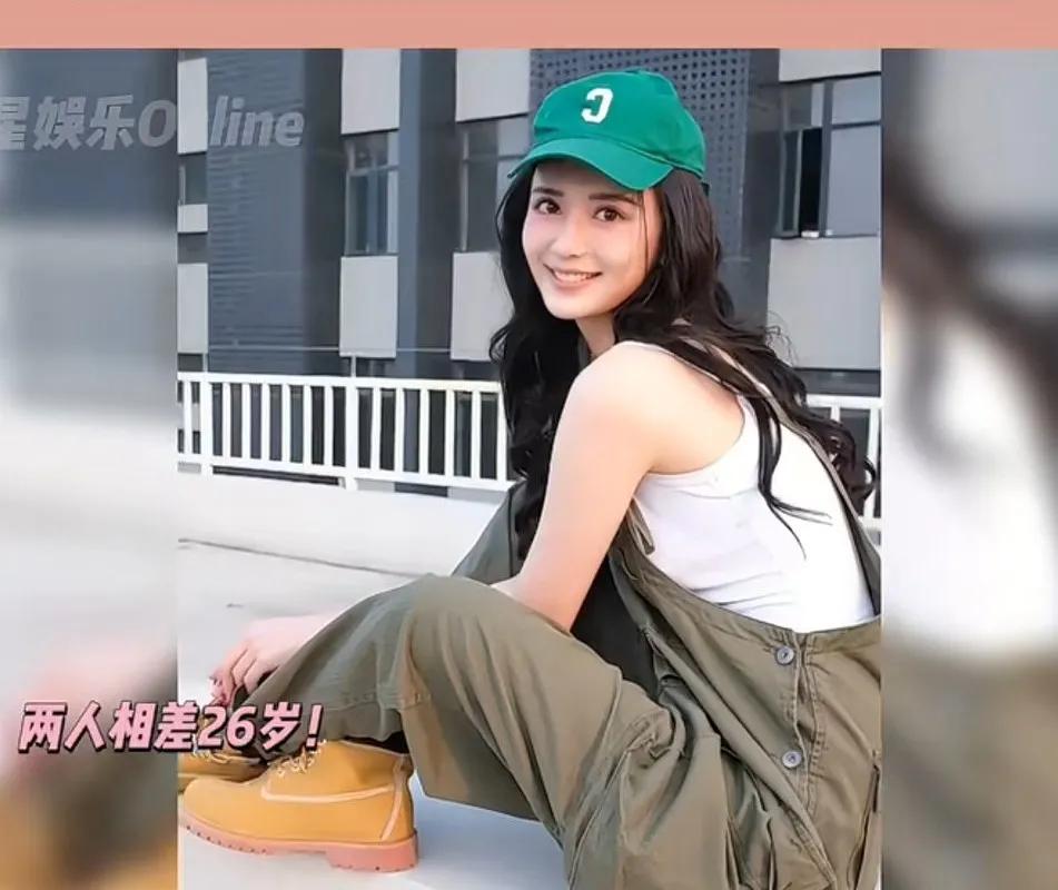 徐梓钧这下火了。她毕业于北京电影学院，是关晓彤的同班同学。比高亚麟小26岁。
徐