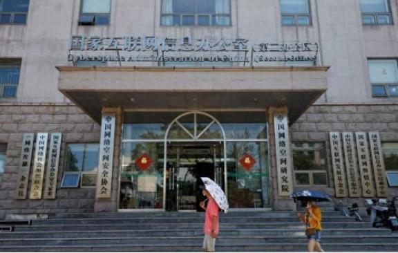 伟达老板黄仁勋的心情坏透了，因为无论他怎么伪装，尾巴还是被人薅了出来。原本为了掩