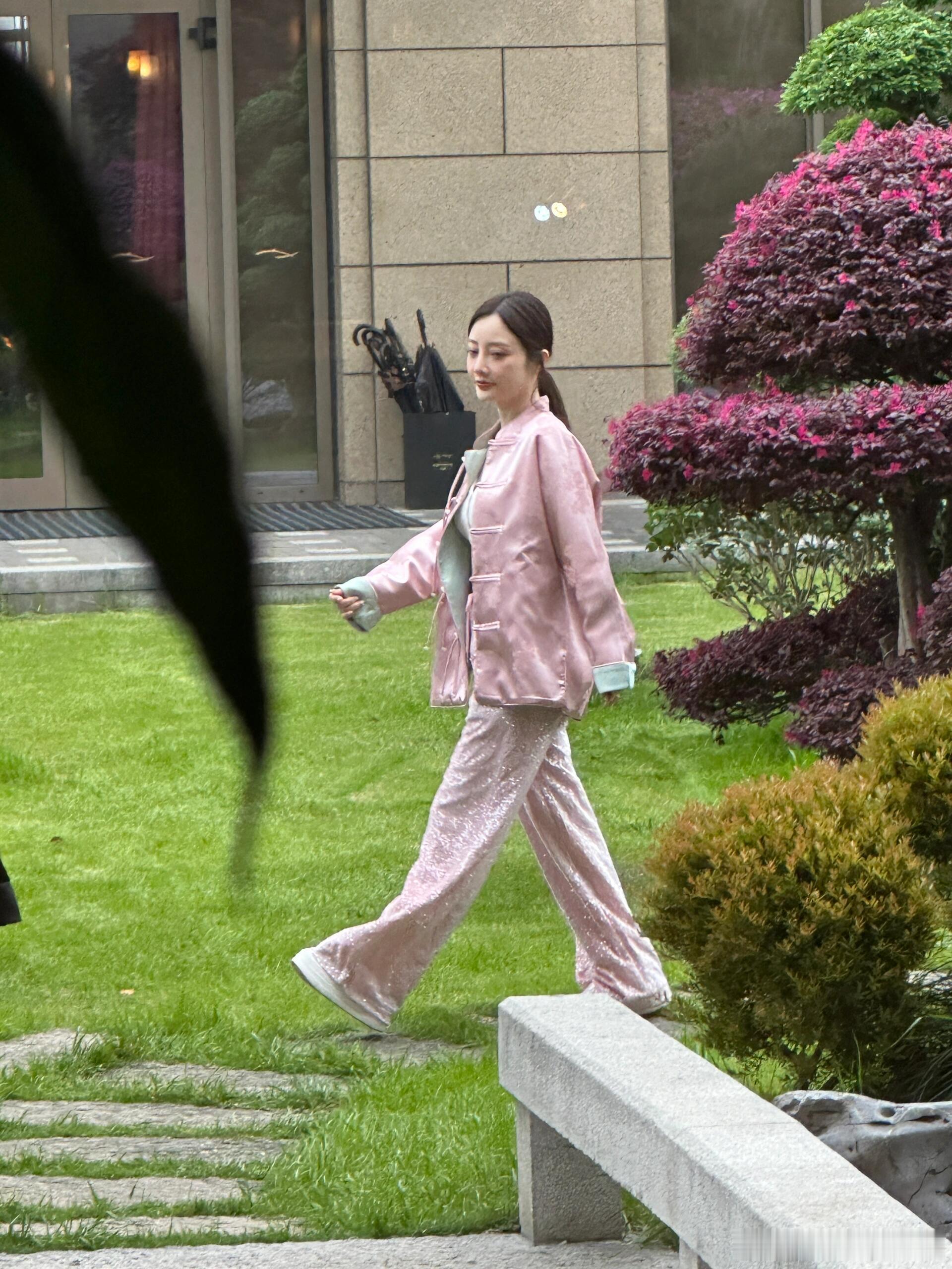 网友偶遇甜馨妈妈，李小璐穿新中式拍照，虽然打扮得很年轻状态很好，但是脸还是能看出