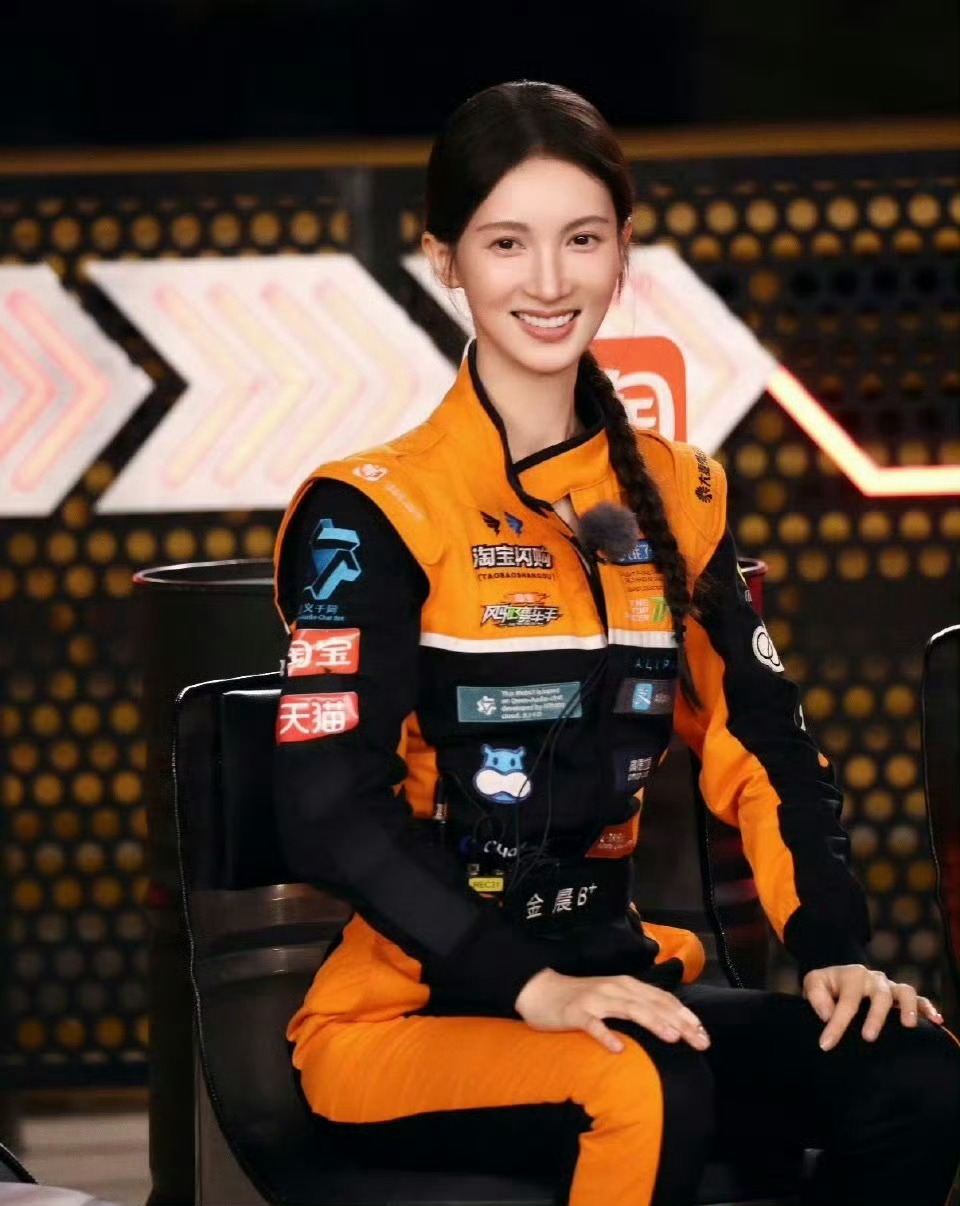 饿了么骑手已更换橙黑新工服这配色设计，完美融入F1迈凯伦[嘻嘻] ​​​