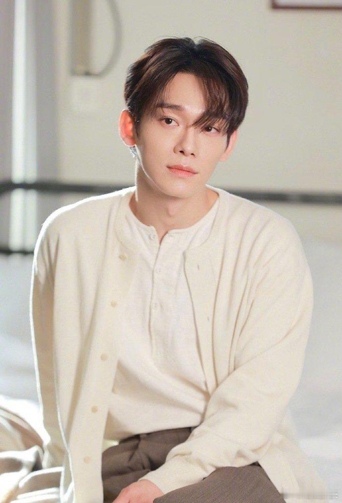 金钟大女儿嘴角的弧度 金钟大女儿的半脸照，嘴角的弧度完美遗传哈哈哈 金钟大女儿的