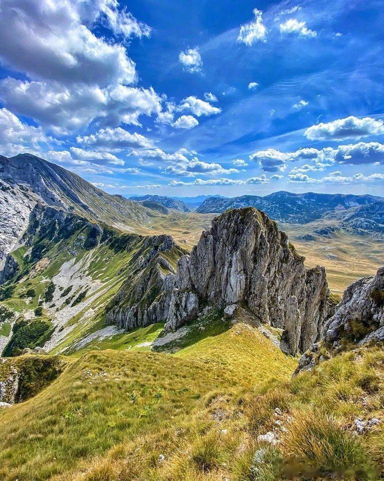 【这里是黑山】相传，黑山因黑色山峰从海面上浮现出有力的轮廓而得名。杜米托尔(Du