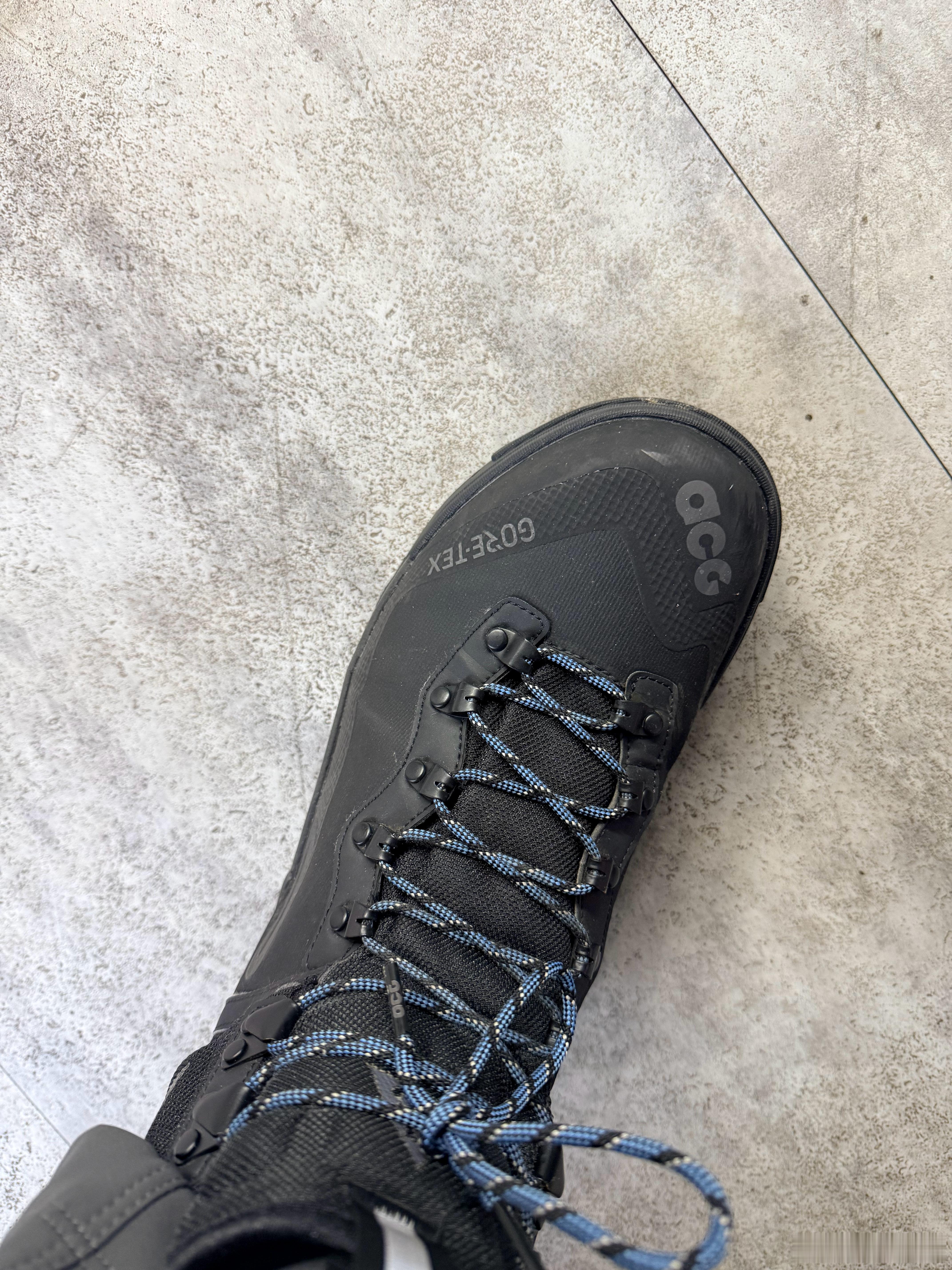 这鞋的设计师真是个傻子，gtx本来就是防水透气的，但是他在鞋面包裹了一层硬壳，导