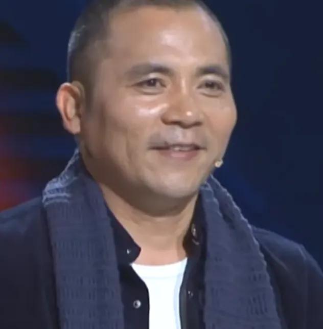 12岁贫困留守女孩，被爷爷送进免费学校，校长给予父亲般的呵护，哪料，数年后，她在