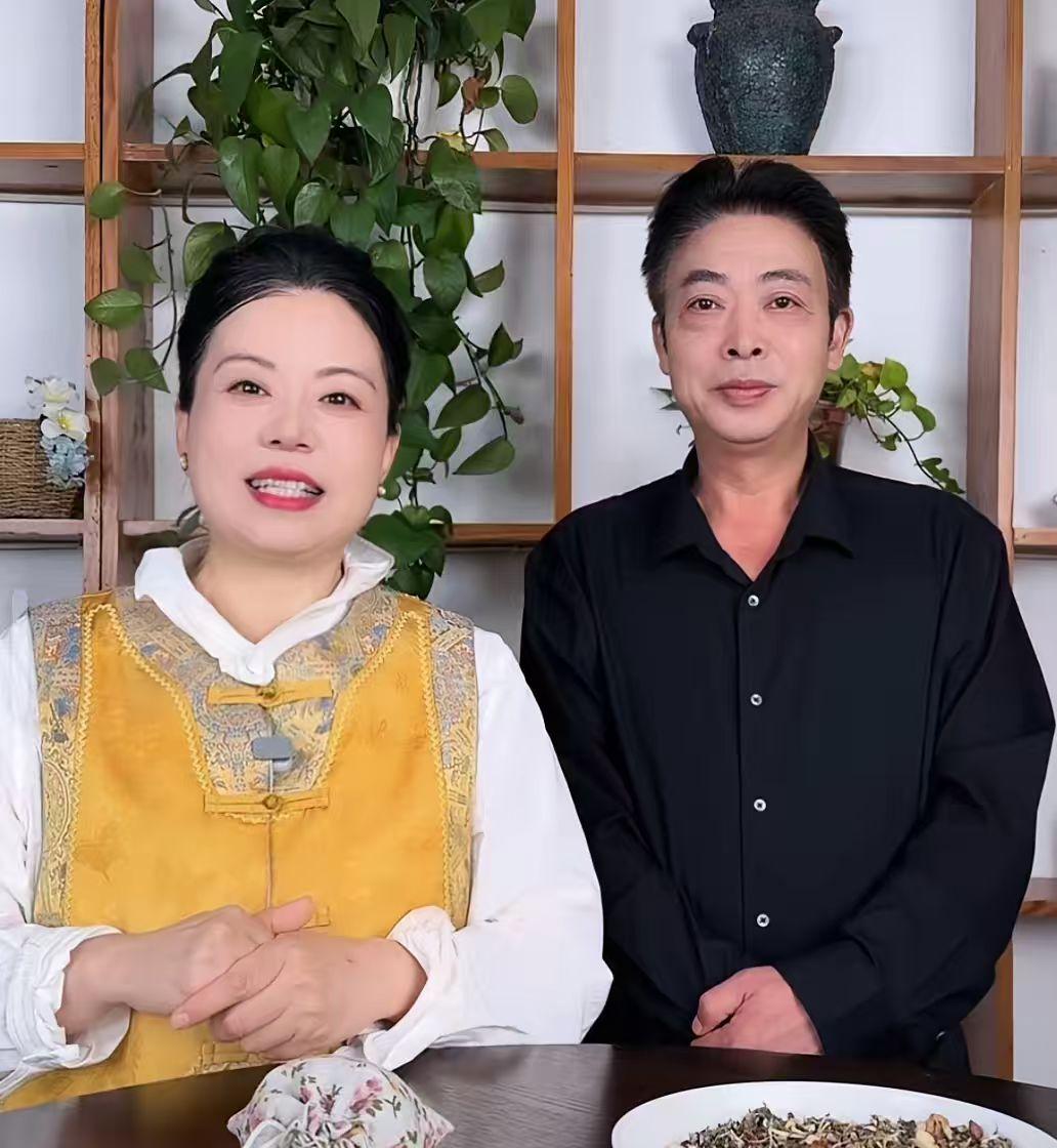 许敏真是不容易，今天一大早又开播了。许敏说为了我的家人们，再辛苦也值得，星星买货