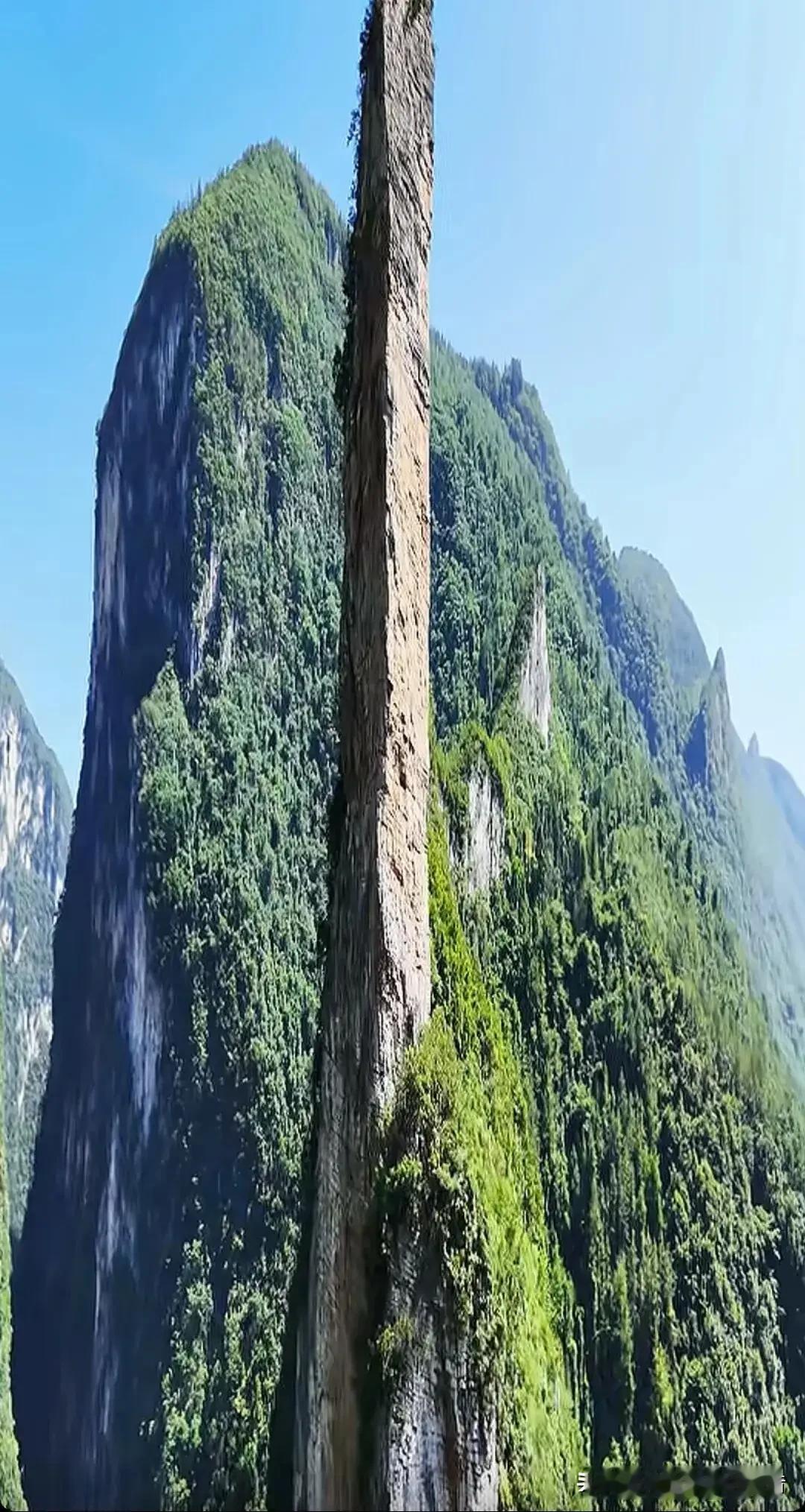 讲个真事儿。2013年4月，恩施大峡谷旁边的山里突然地震了，5.1级。山坡上的石