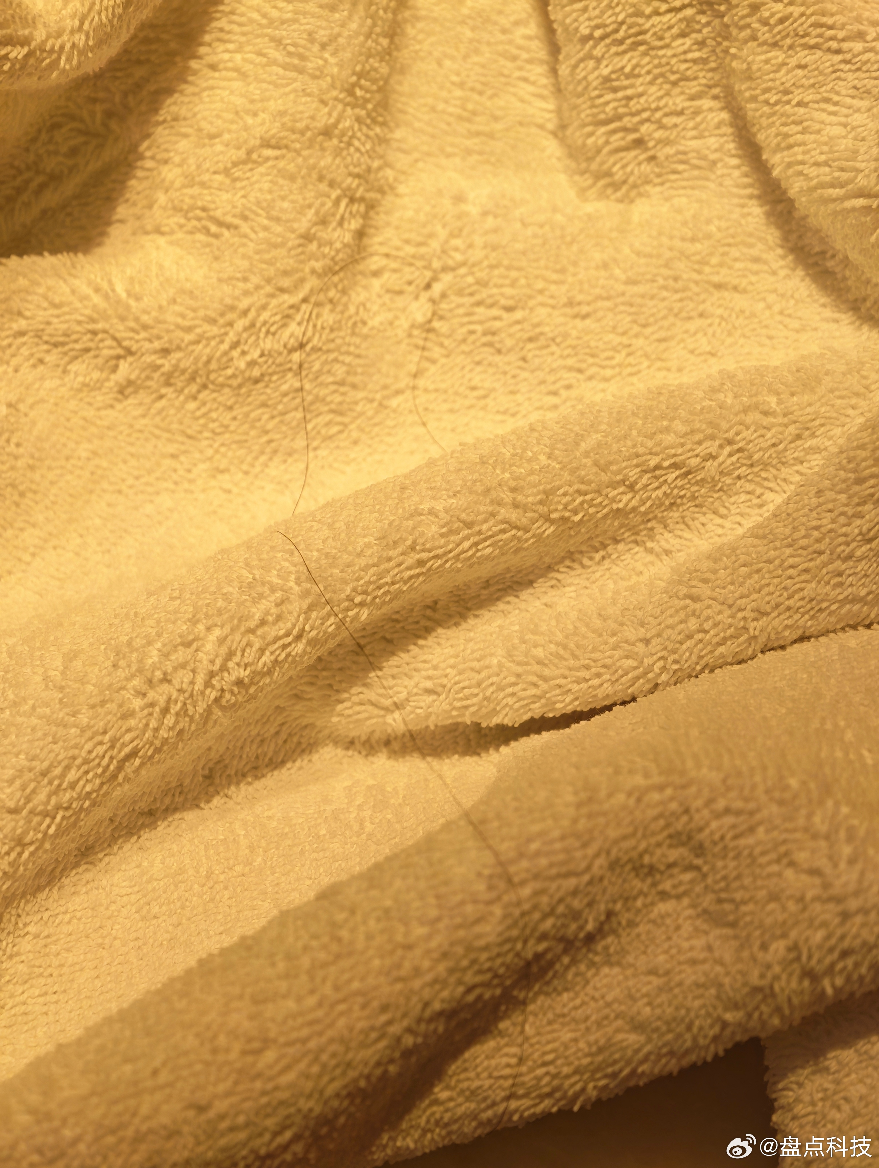 真无语，今天又中奖了！洗个澡，幸亏打开浴巾看了一下，里面这么长一根头发！五星酒店